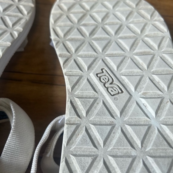 Teva sandal size 8 - Picture 6 of 8